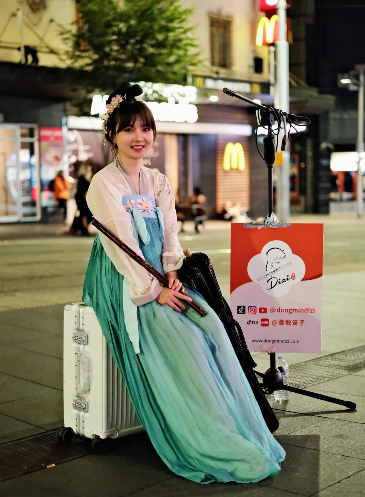 Artist Min Dong performed in Sydney street.jpeg