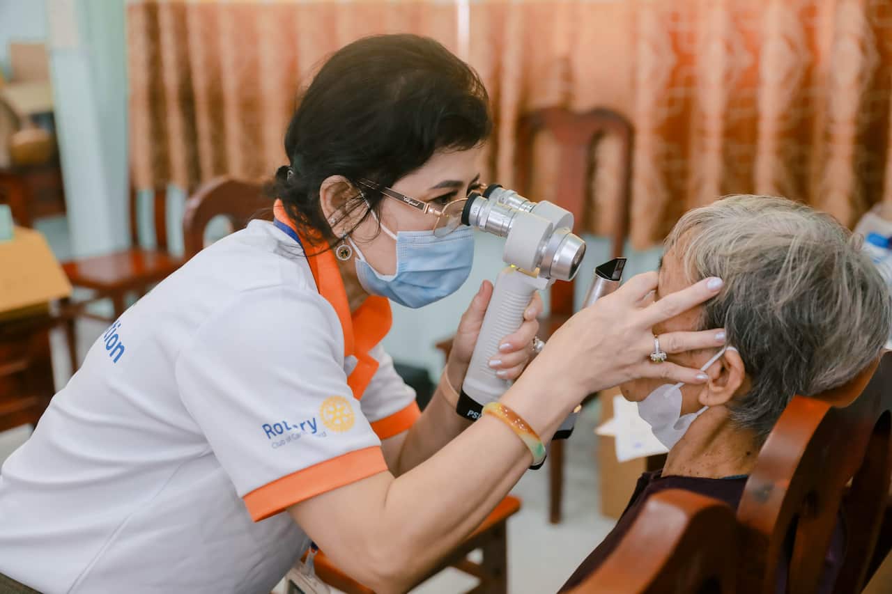 Chữa mắt cho bệnh nhân