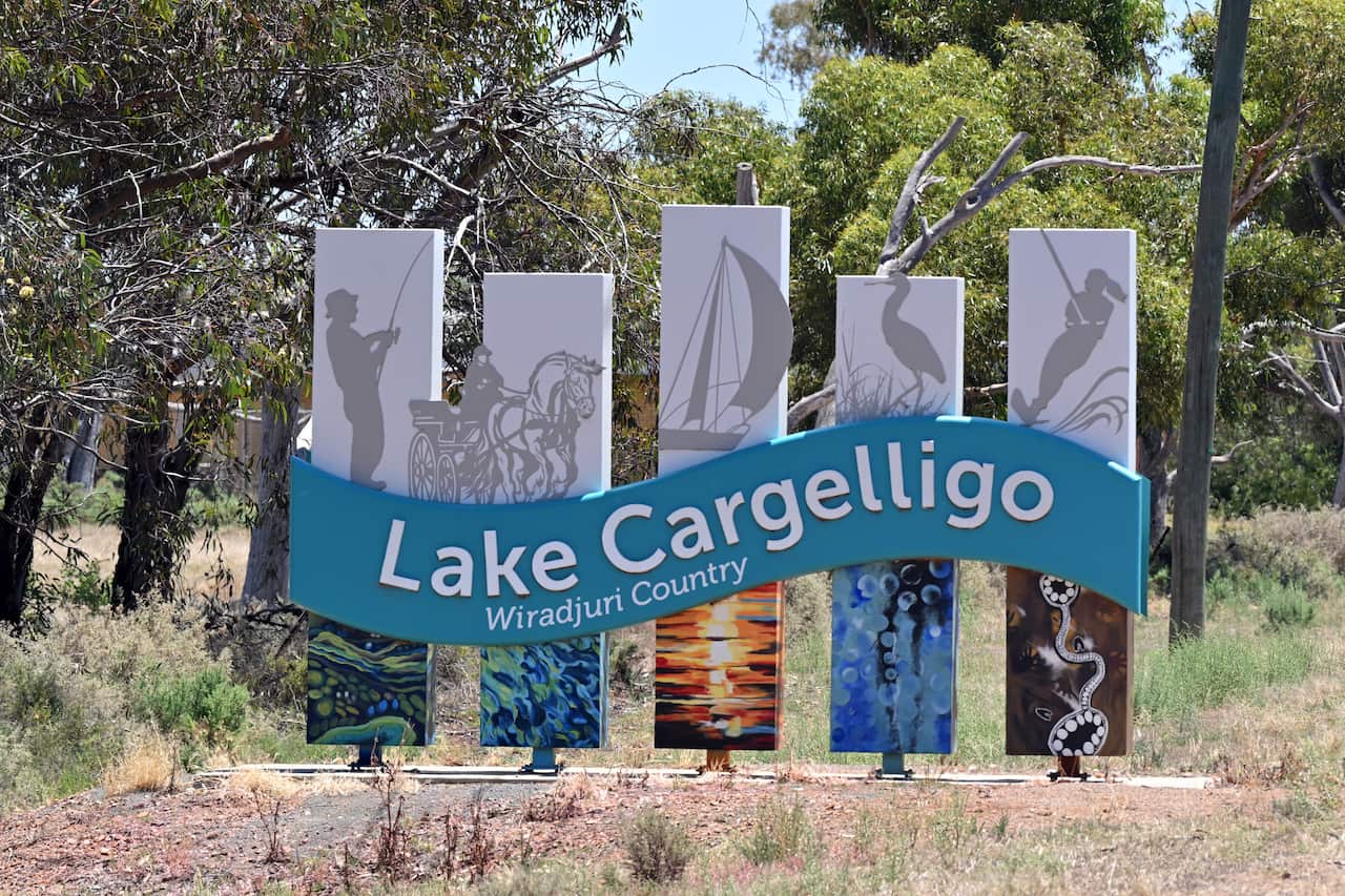 A sign that says "Lake Cargelligo".