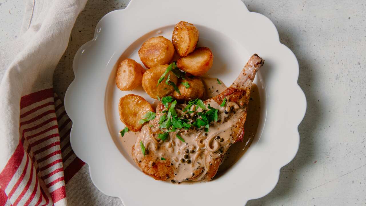 Pork chops with peppercorn sauce