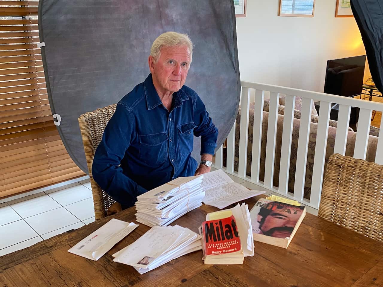 Der britische Journalist Roger Maynard mit seinen Büchern und Milats Briefen_.jpg