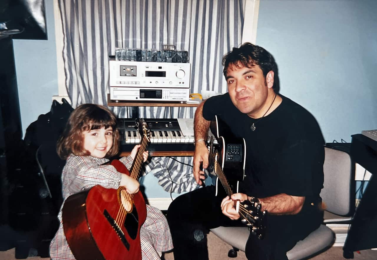 Sara da bambina suona la chitarra insieme al papà Tony. 