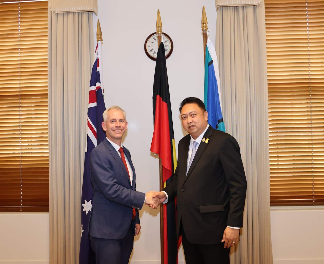 รมว.กระทรวงแรงงานไทย สุชาติ ชมกลิ่น 2