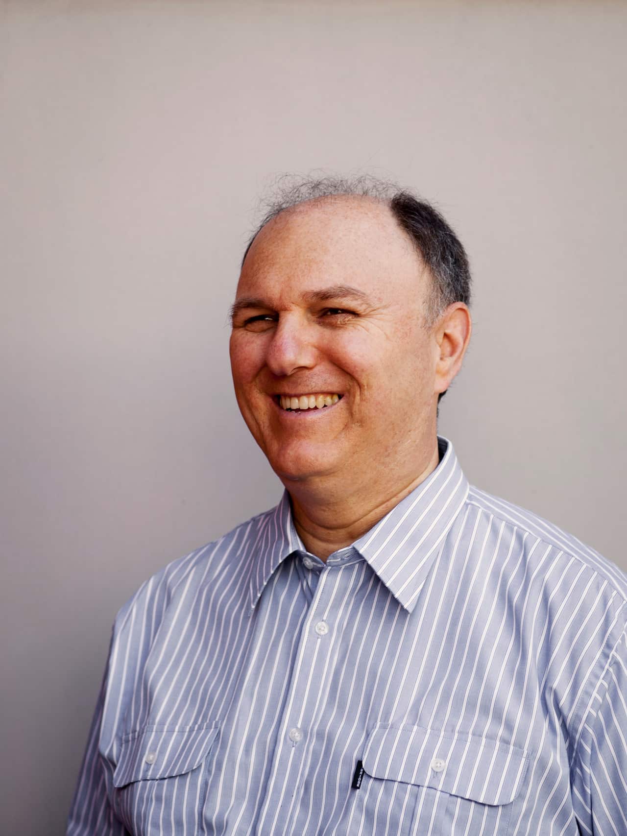 JK SORRINDO DE LADO CAMISA.jpg