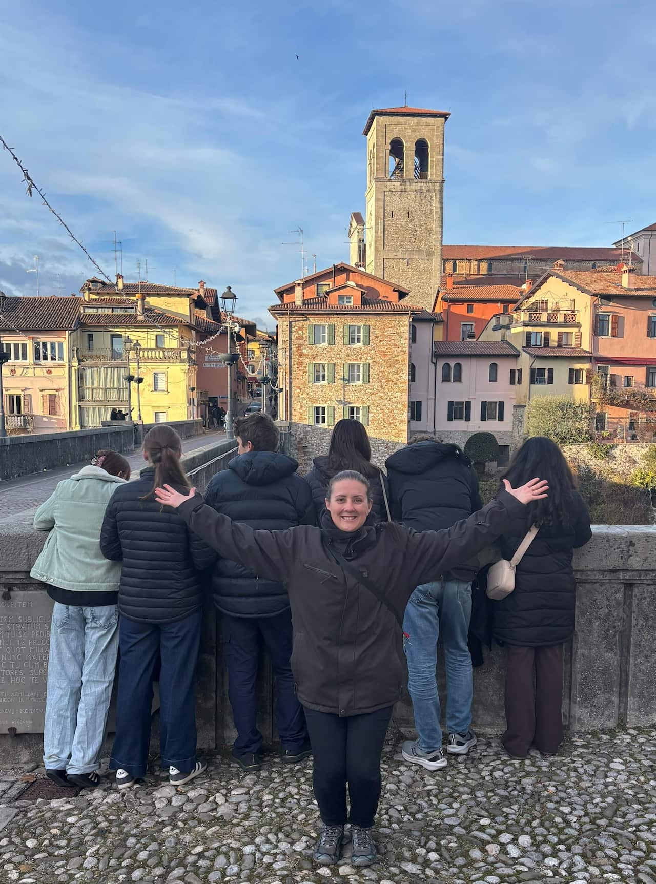 AMANDA KENNEDY con studenti.jpg
