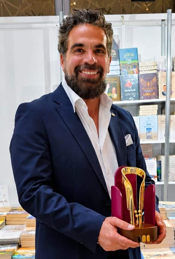 Rami Taamneh with the award.JPG