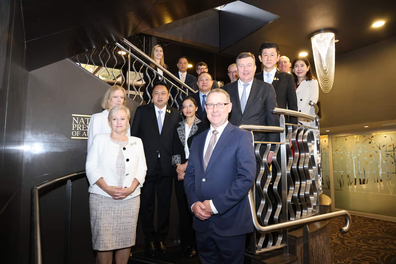 รมว. สุชาติ ชมกลิ่น พร้อมคณะผู้บริหารกระทรวงแรงงาน 