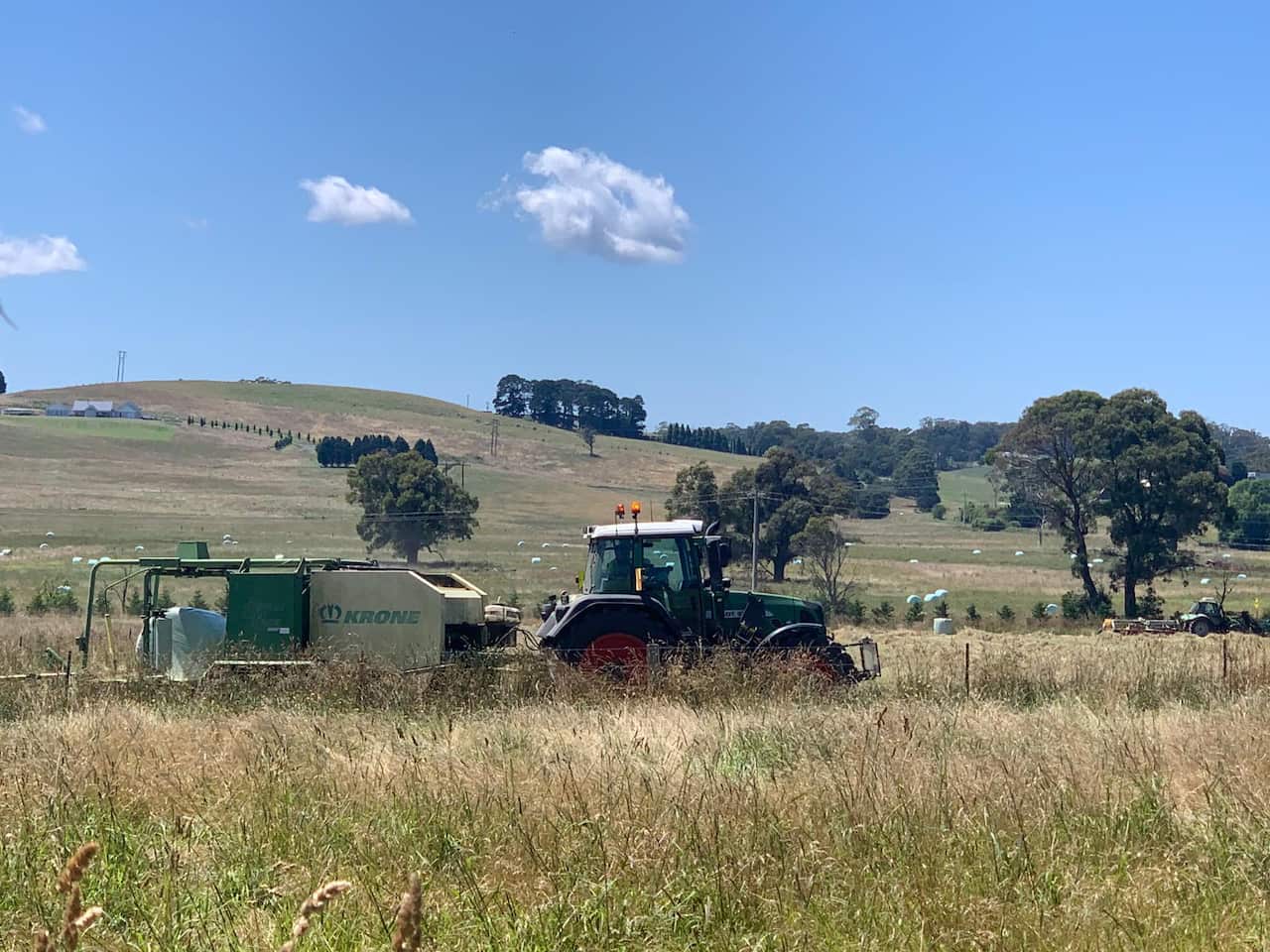 為了打理農場，本身是電子工程出身的Bobby，亦「邊做邊學」不同的技能，而過程中，他亦不斷遇到挑戰。