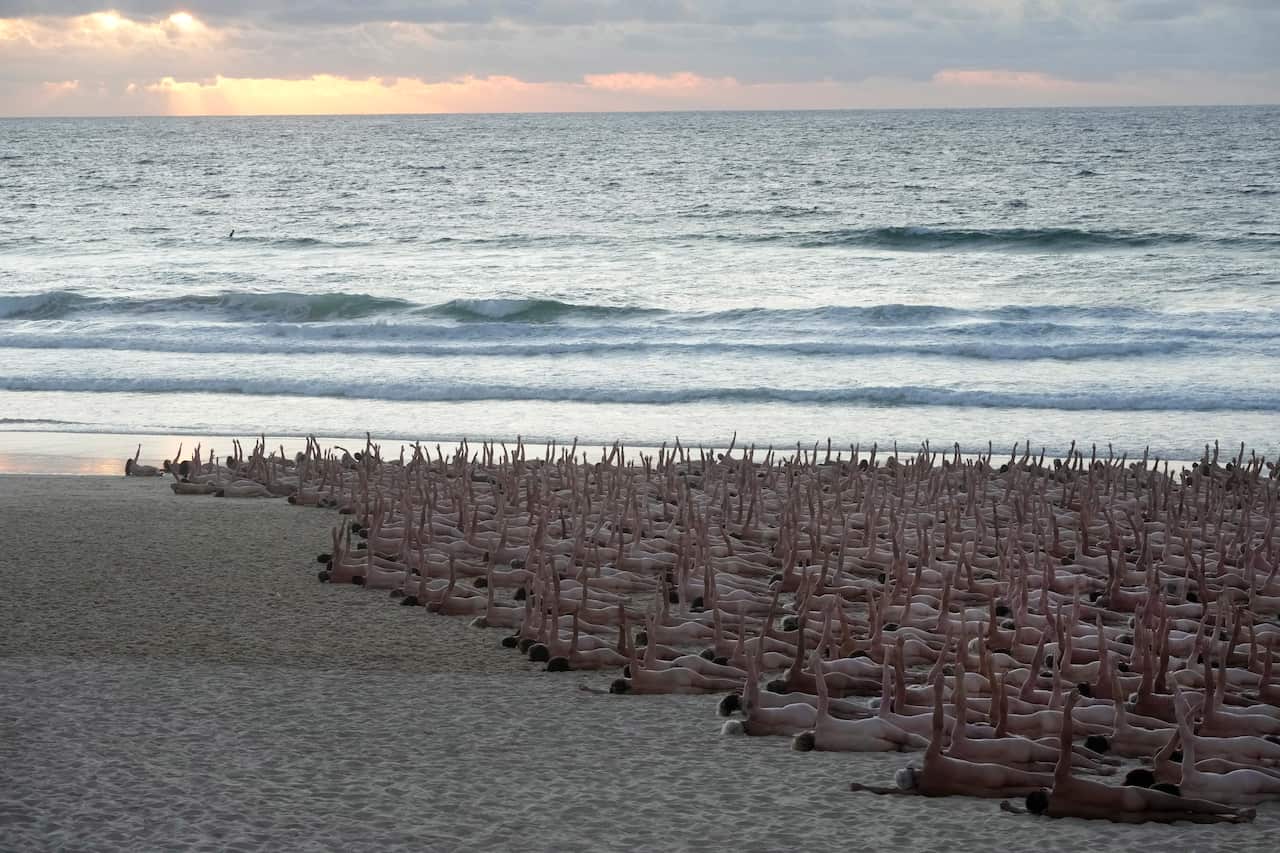 去年11月，數以千計人士參加裸體拍攝，宣傳注意檢查皮膚癌。