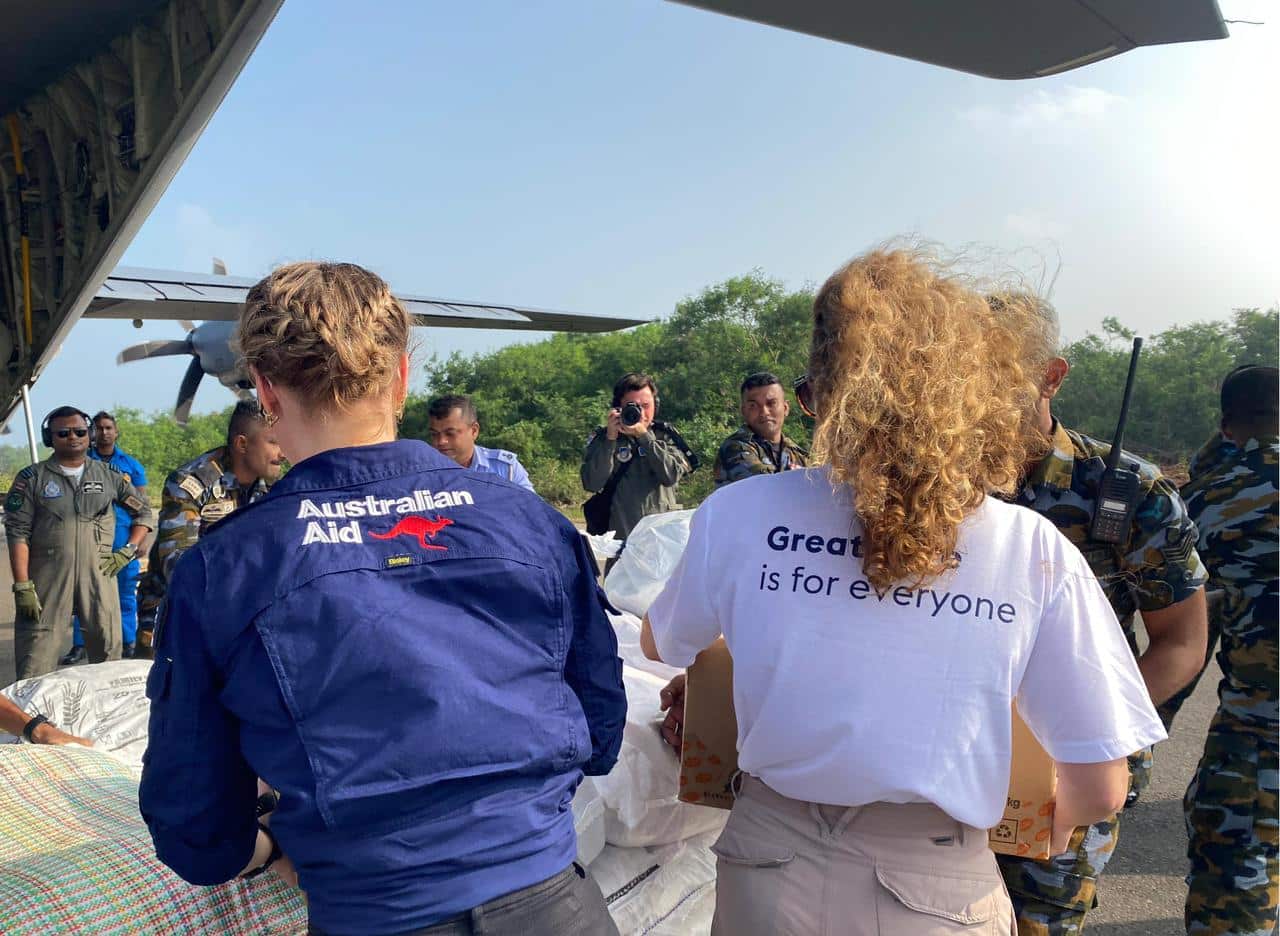 2025-12-13 Australian and British Officials unload aid in Jaffna_credit UNOPS.jpg