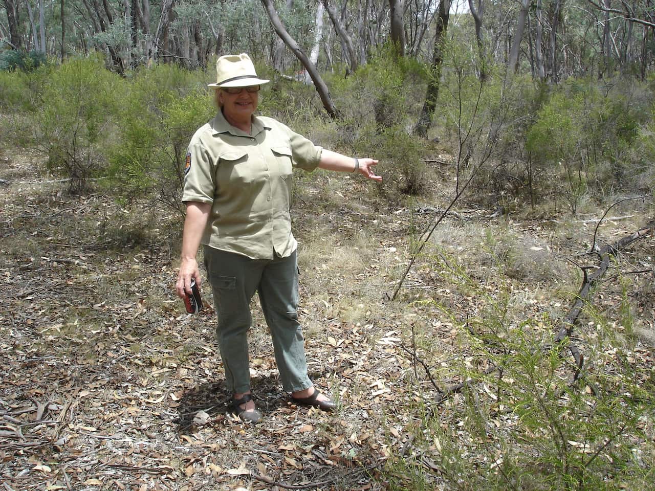 4- 桑德拉把华人的墓穴指给我.JPG