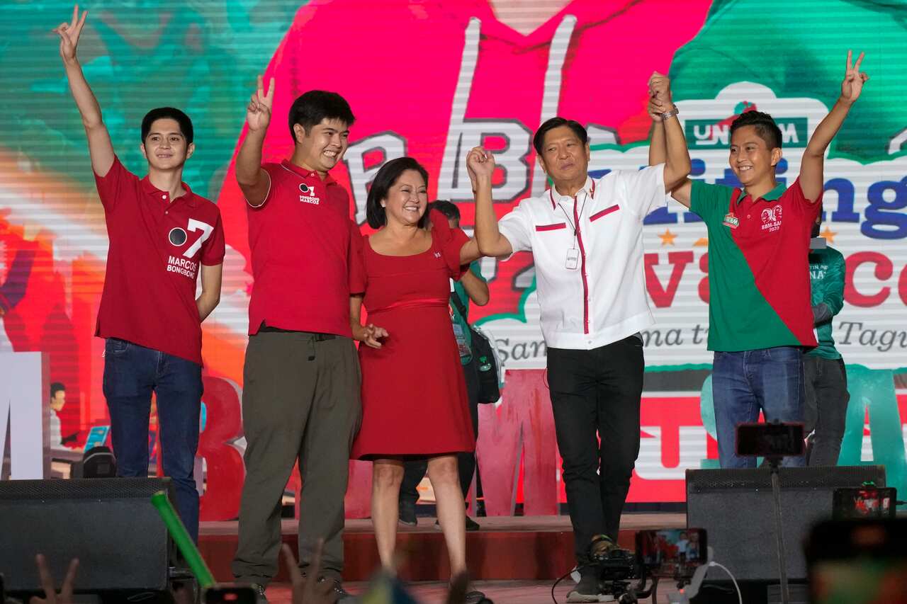 Philippines Presidential candidate, Ferdinand Marcos Jr., the son of the late dictator, poses with his family.
