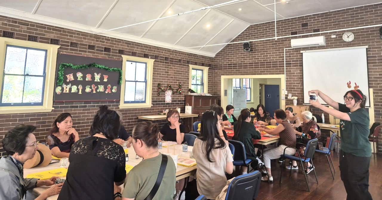 Buổi workshop hướng dẫn làm nến cho group cao niên CASS.jpg