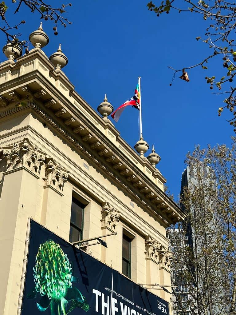 Banderas chilena y mapuche a media asta en el Victorian Trades Hall, en Melbourne.
