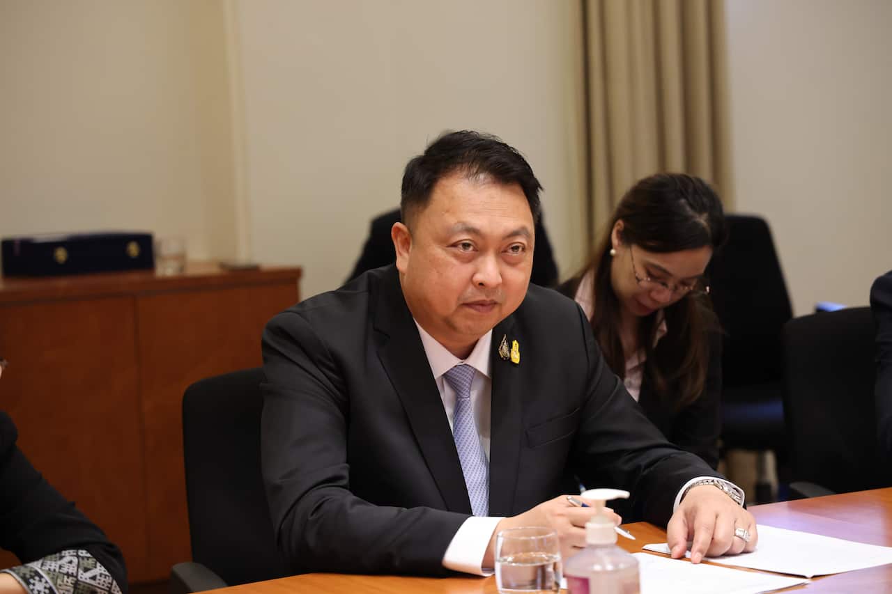 รมว.กระทรวงแรงงานไทย สุชาติ ชมกลิ่น