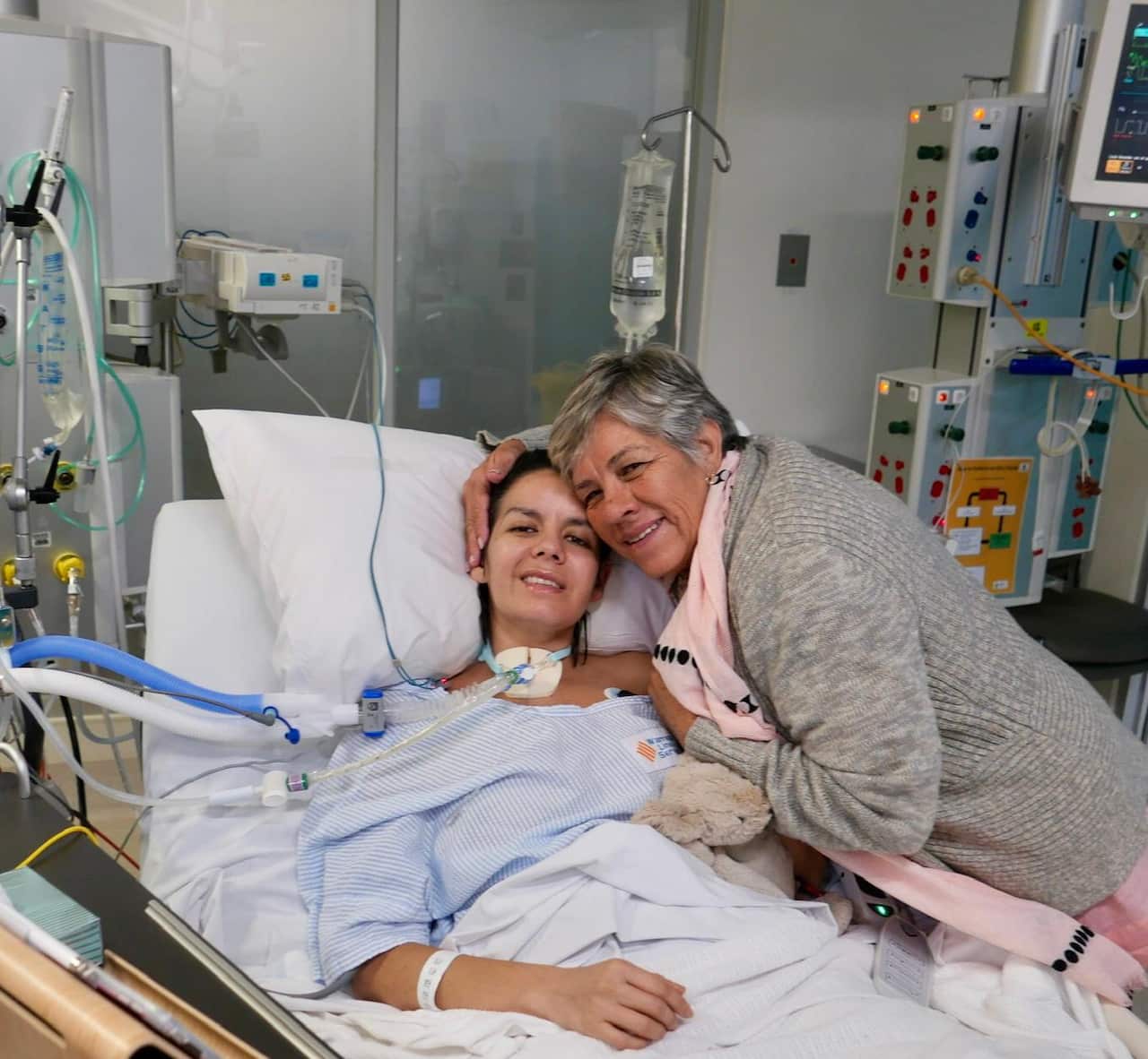 Ana junto a su madre en el hospital durante la recuperación.