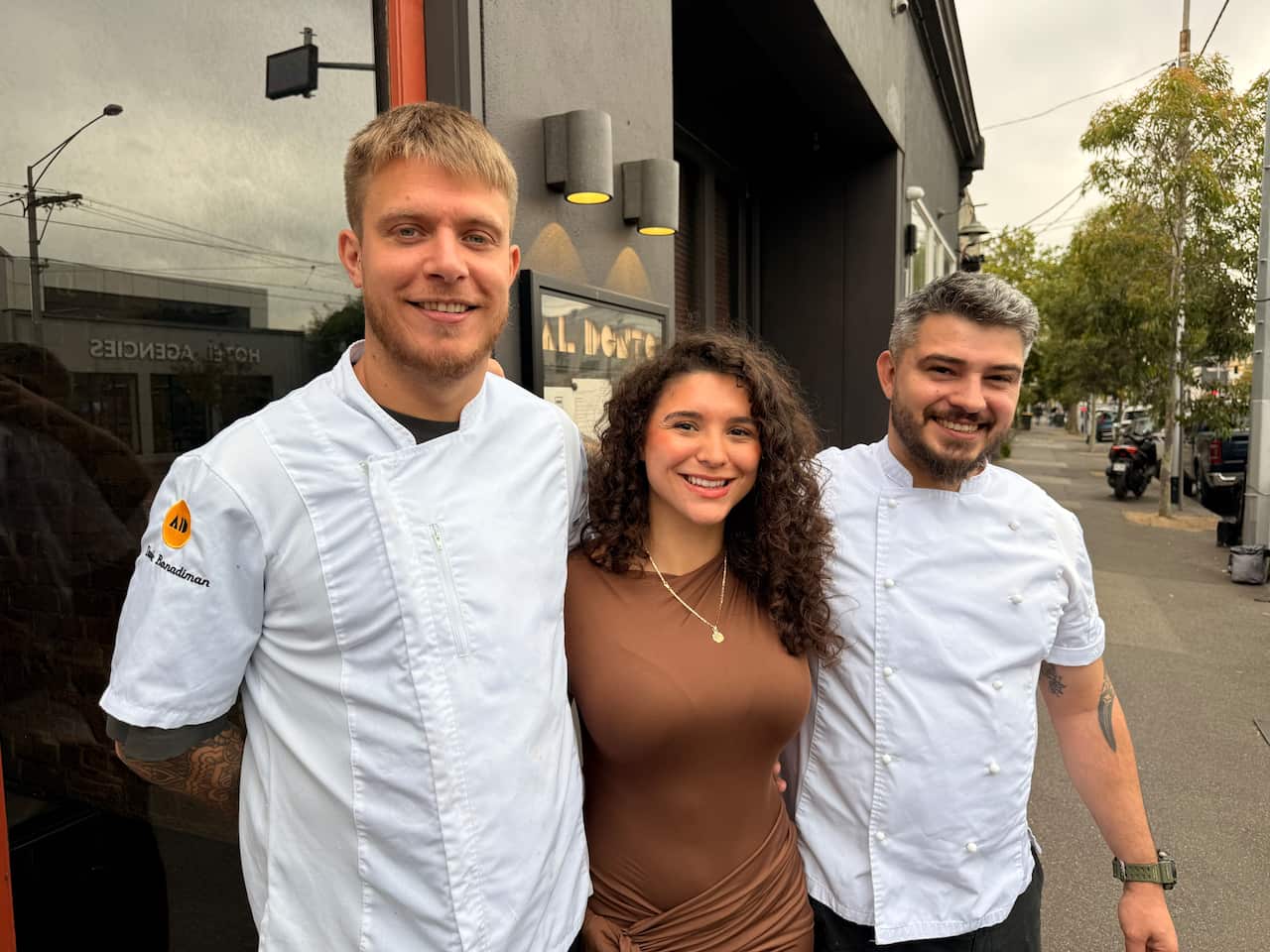 Gli chef di Al Dente Andrea Vignali e Davide Bonadiman insieme a Josephine Paone.