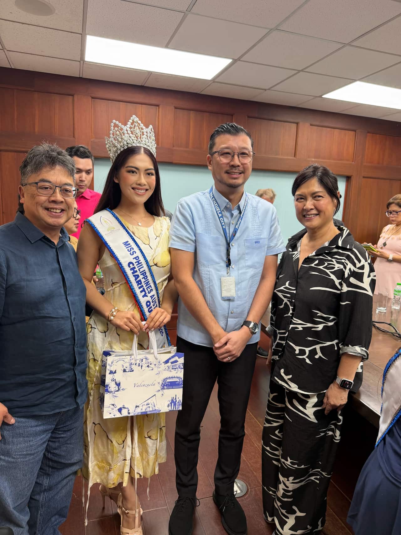 Rachel Bernabe with her parents, Roger and Gladys Bernabe, and Valenzuela City Mayor Weslie Gatchalian.