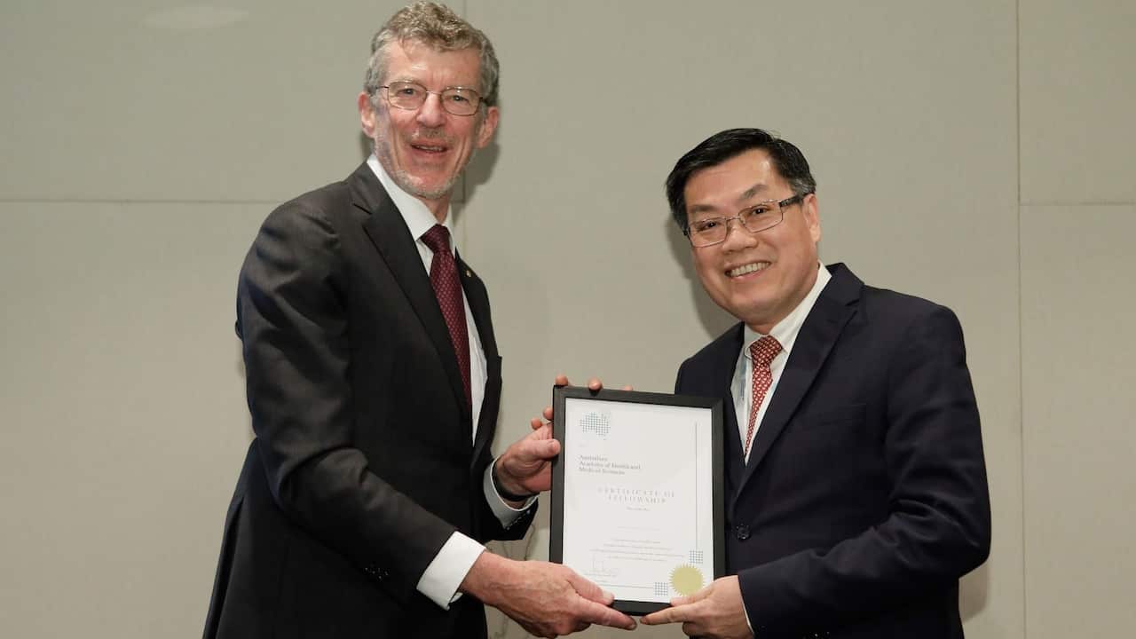 Giáo sư Nguyễn Văn Tuấn được trao tặng bằng khen khi về phụ trách ở Đại Học UTS