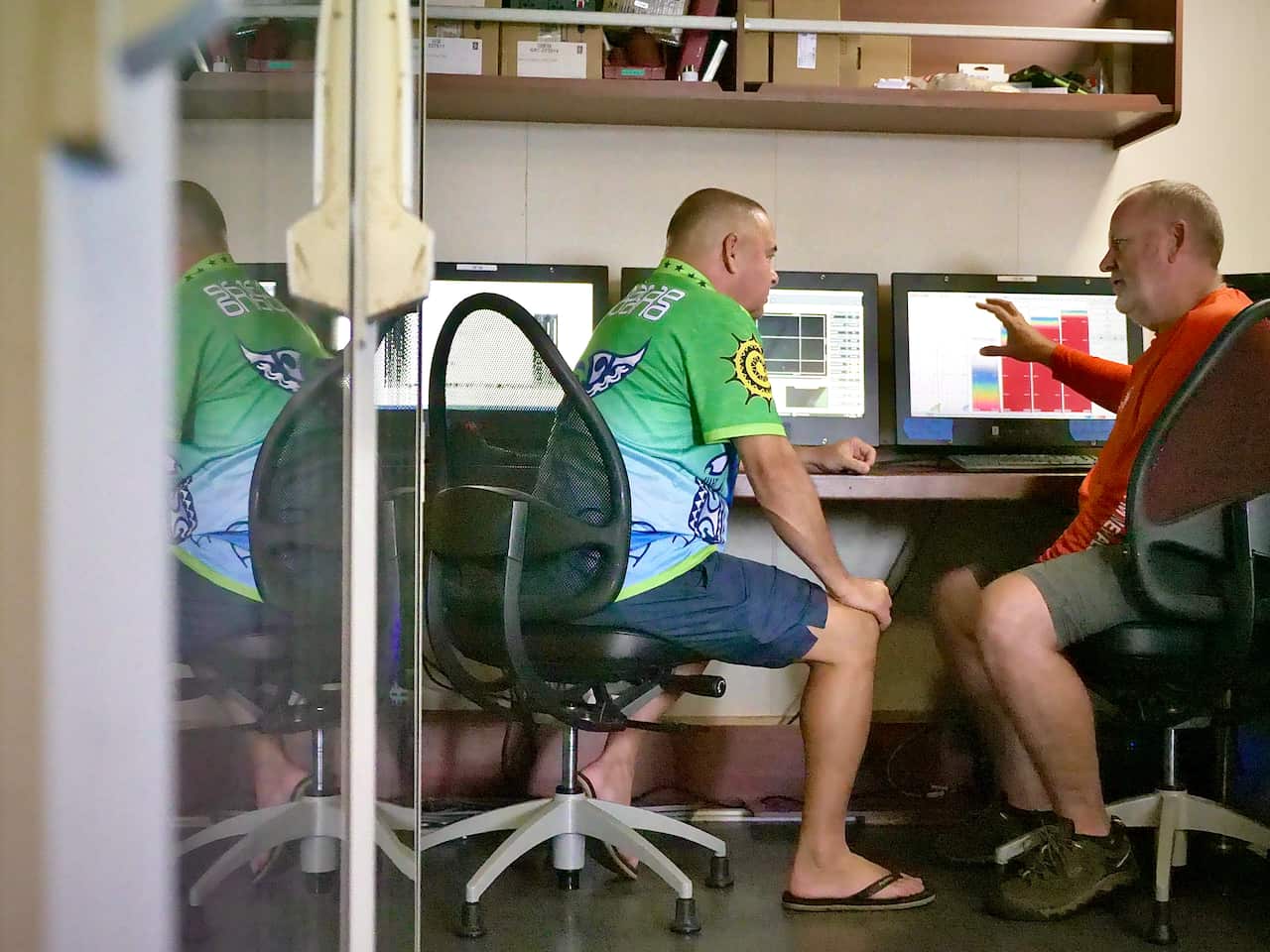 Moana Minerals CEO (right) shows the Cook Islands Prime Minister Mark Brown (left) sonar mapping technology.