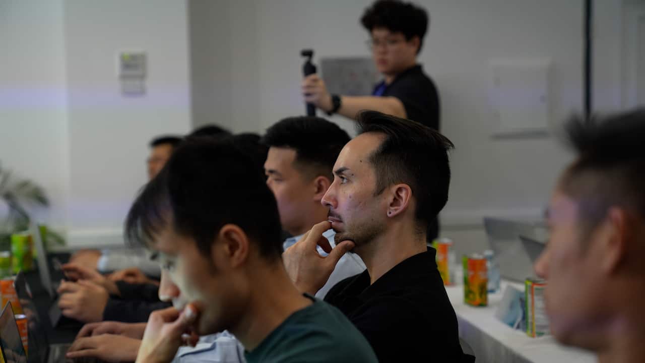 Giám khảo Joey Nguyen theo dõi và đánh giá phần trình bày sản phẩm tại cuộc thi Nguồn Mã 2026. Nguồn: SBS Tiếng Việt.