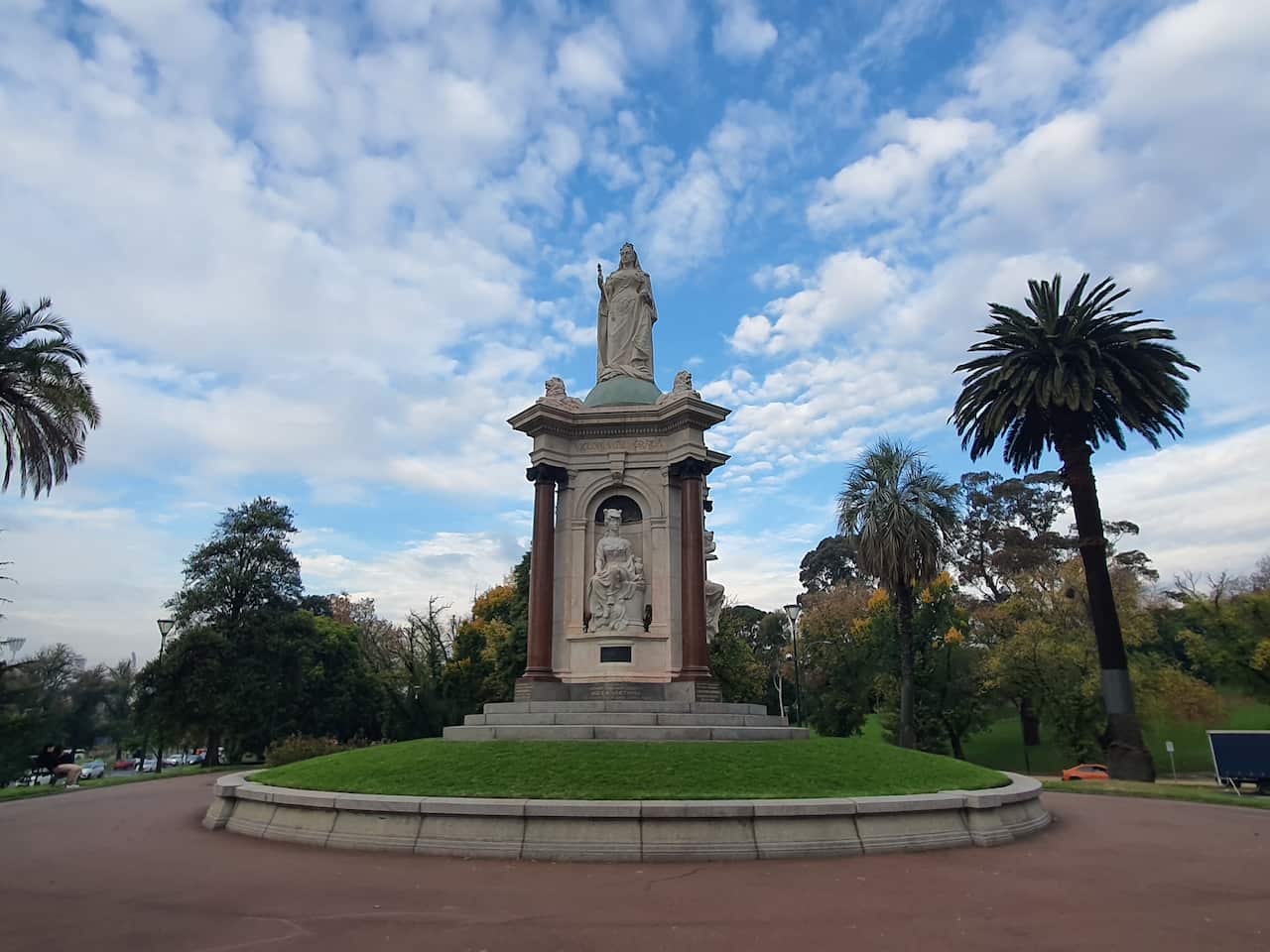 Queen Victoria Statue 3.jpg