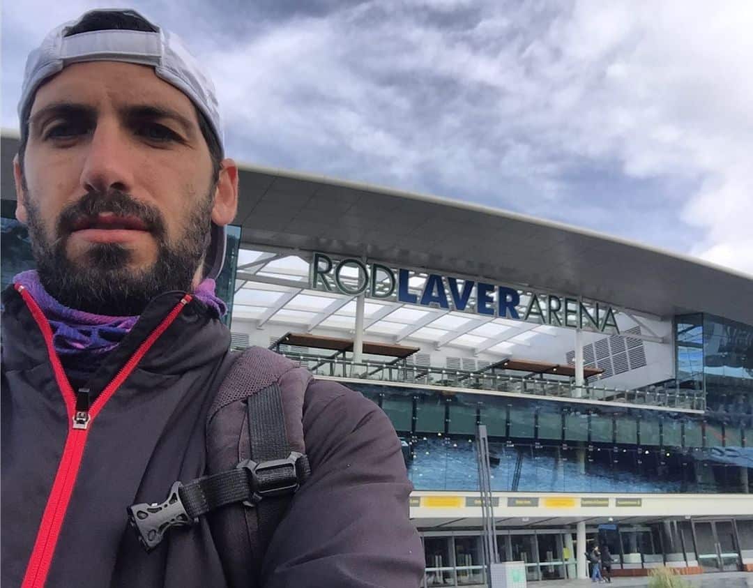 José Mainella frente a Rod Laver Arena en Melbourne.