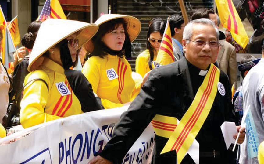 Linh-mục-Nguyễn-Hữu-Lễ_trong một buổi lễ.jpg