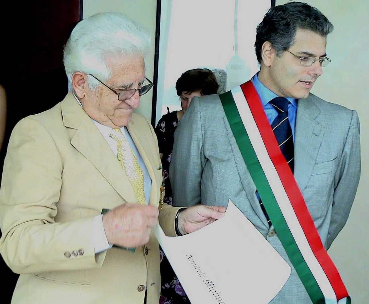 2011: il Console Antonio Verde conferisce ad Annibale l’onorificenza di Cavaliere della Repubblica.JPG