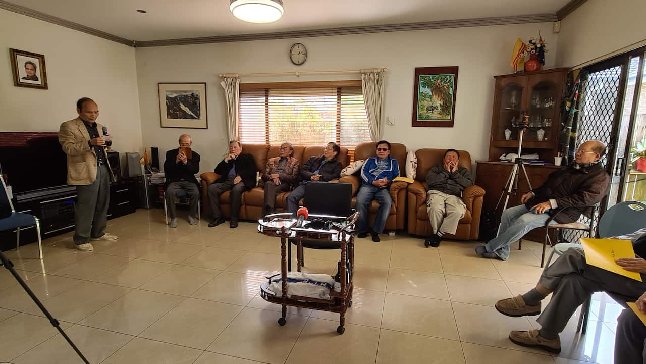 Ông Trần Văn Ân trình bày Dịch Cân Kinh trước một số vị cao niên trong một buổi họp mặt