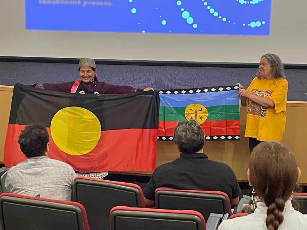 Elisa Loncon con la líder aborígen Aunty Rhonda Dixon-Grovenor en un acto de la universidad UTS en Sídney