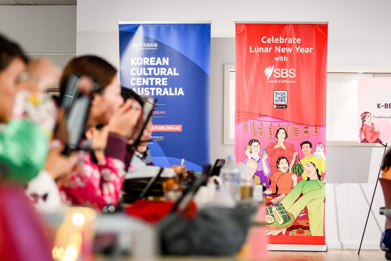 메이크업을 해보는 참가자들.jpg