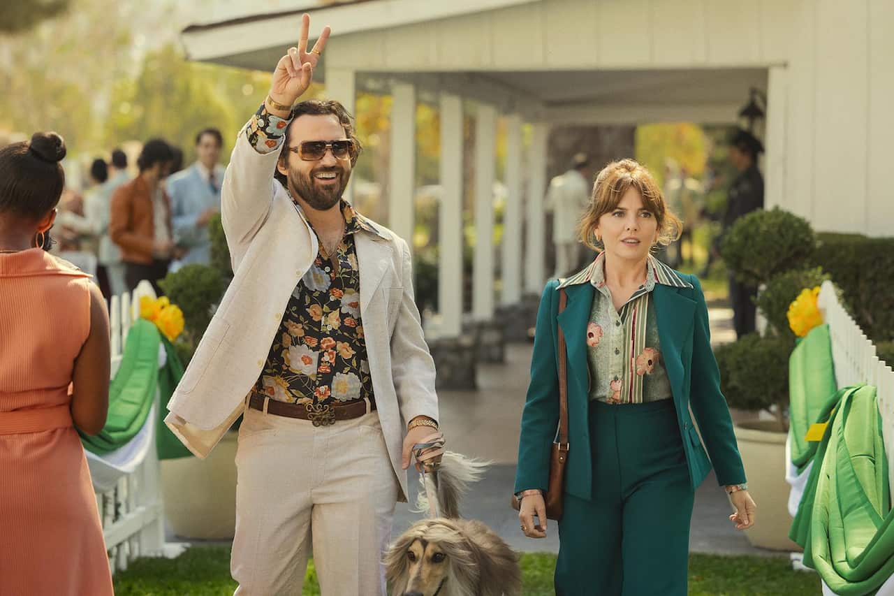Jake Johnson as Doug and Ophelia Lovibond as Joyce Prigger in 'Minx'.