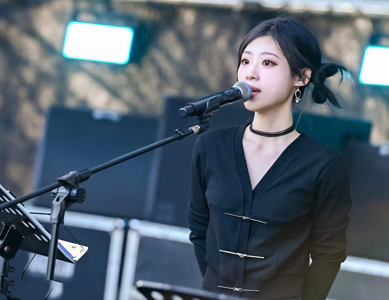 母亲离世后，Phoebe让自己忙于三份工作，其中一份是定期外出演出