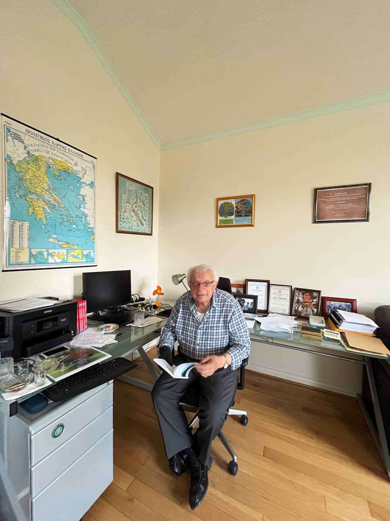 Ο Γεράσιμος Κλωνής στο γραφείο του, στην κατοικία του στη Μελβούρνη  