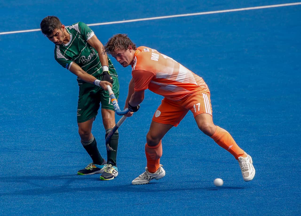 Ahtisham Aslam of Pakistan (L) and Jan van 't Land of