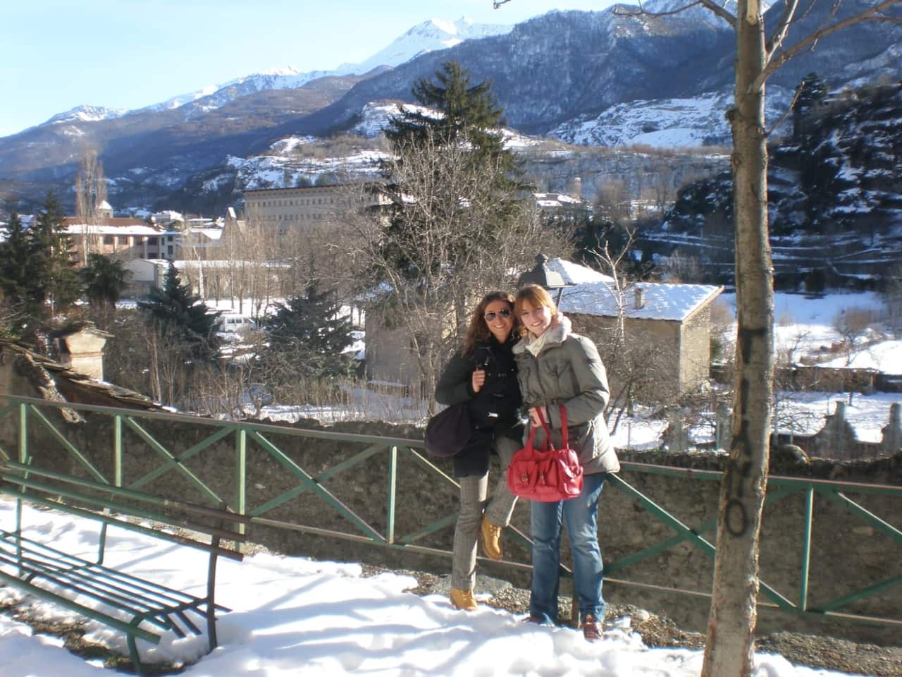 Ashley tra la neve a Susa.