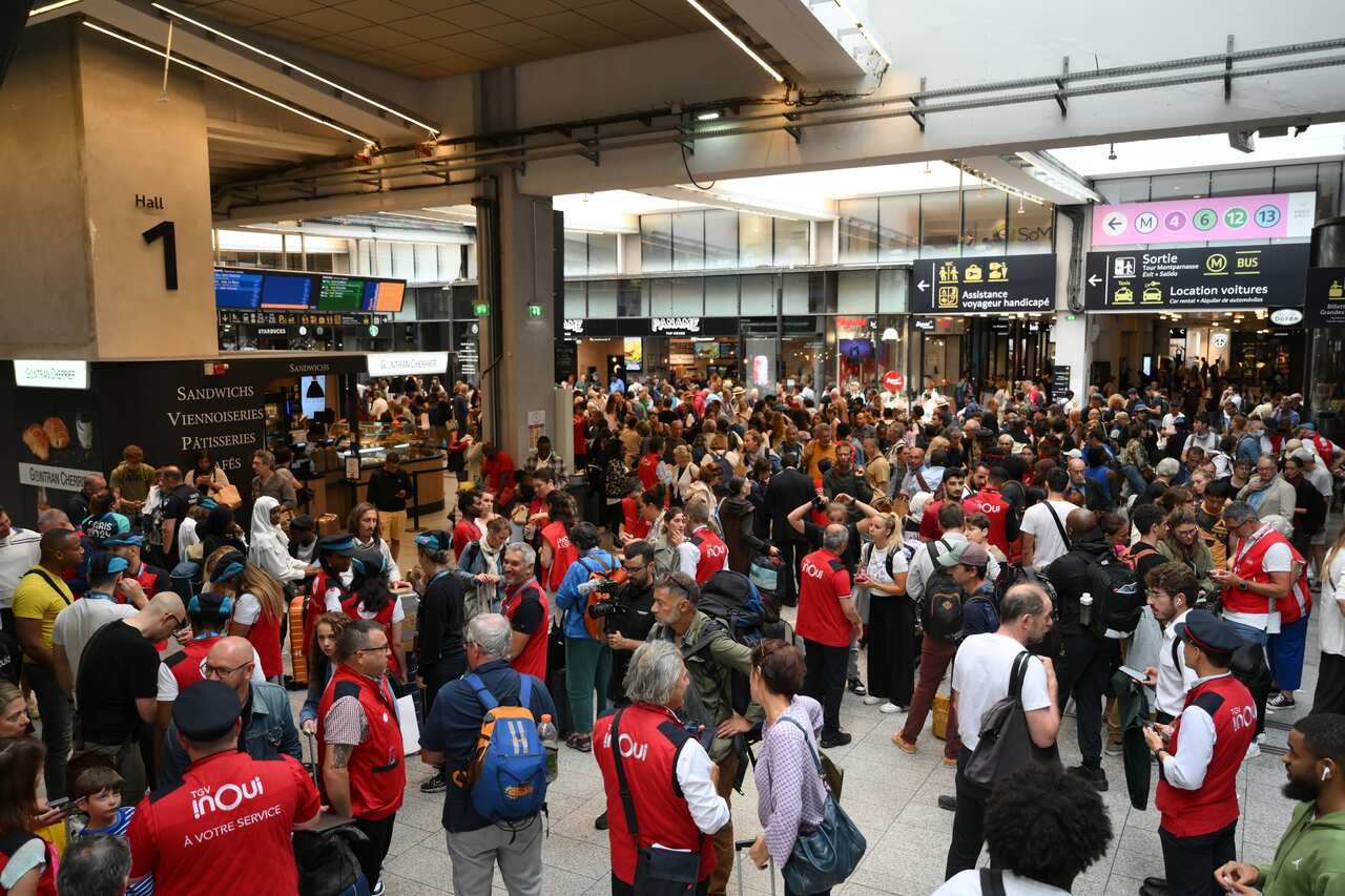 An overview of passengers at a train station.