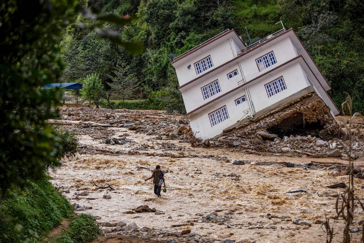 TOPSHOT-NEPAL-DISASTER-FLOOD
