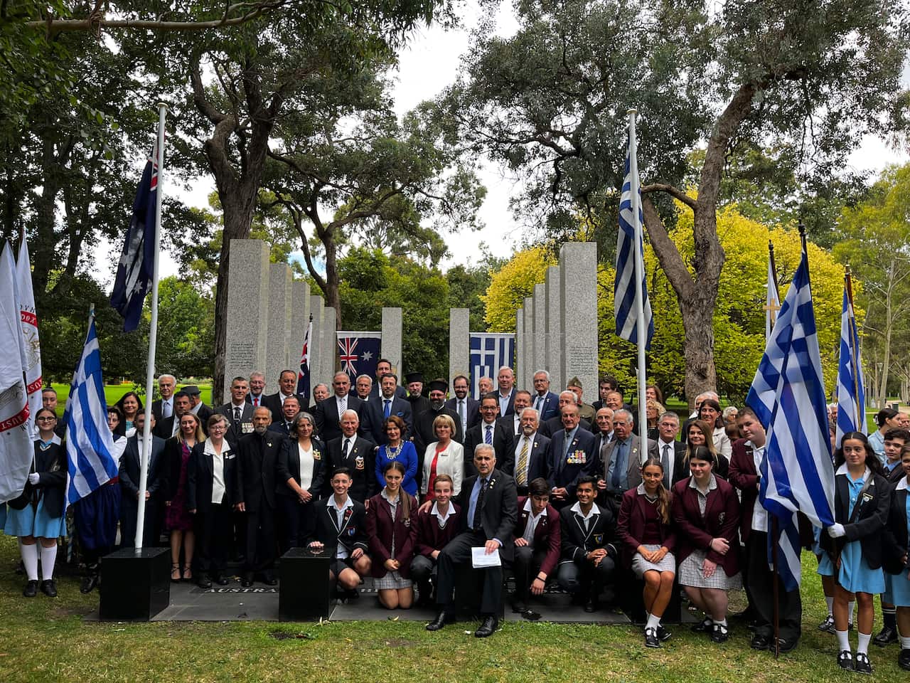 Tο Ελληνικό Παράστημα του RSL, πολιτκοί, σχολεία και εκπρόσωποι ομογενειακών οργανώσεων στην εκδήλωση στο Αυστραλο-Ελληνικό Πολεμικό Μνημείο  