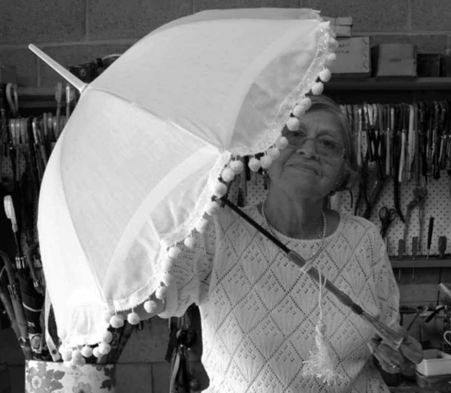 alicia cons sombrilla.png