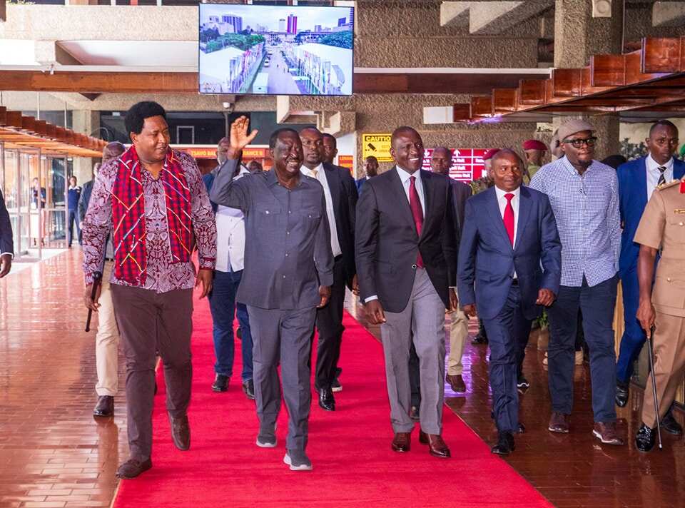 Raila Odinga na Rais Rutto na washirika wao, wa wasili katika ukumbi wa KICC, Nairobi, Kenya.jpg