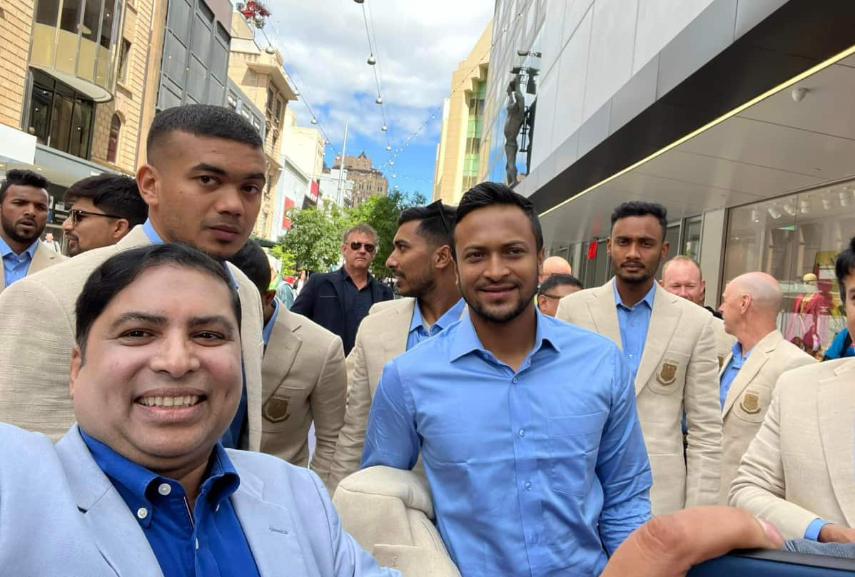 Tuhin with players.png