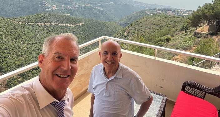 د. مايكل خيرالله مع السفير الاسترالي في بيروت.png