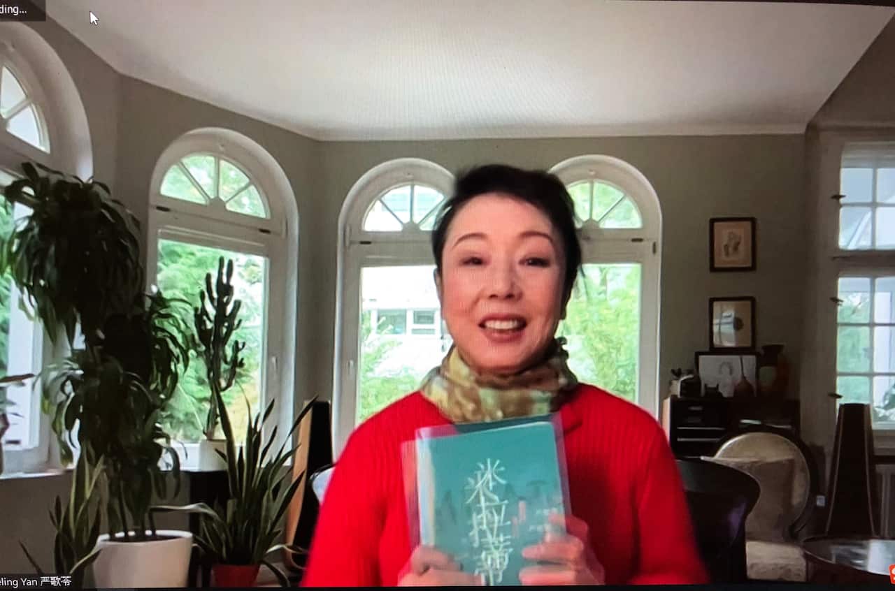 严歌苓女士接受本台记者连线采访