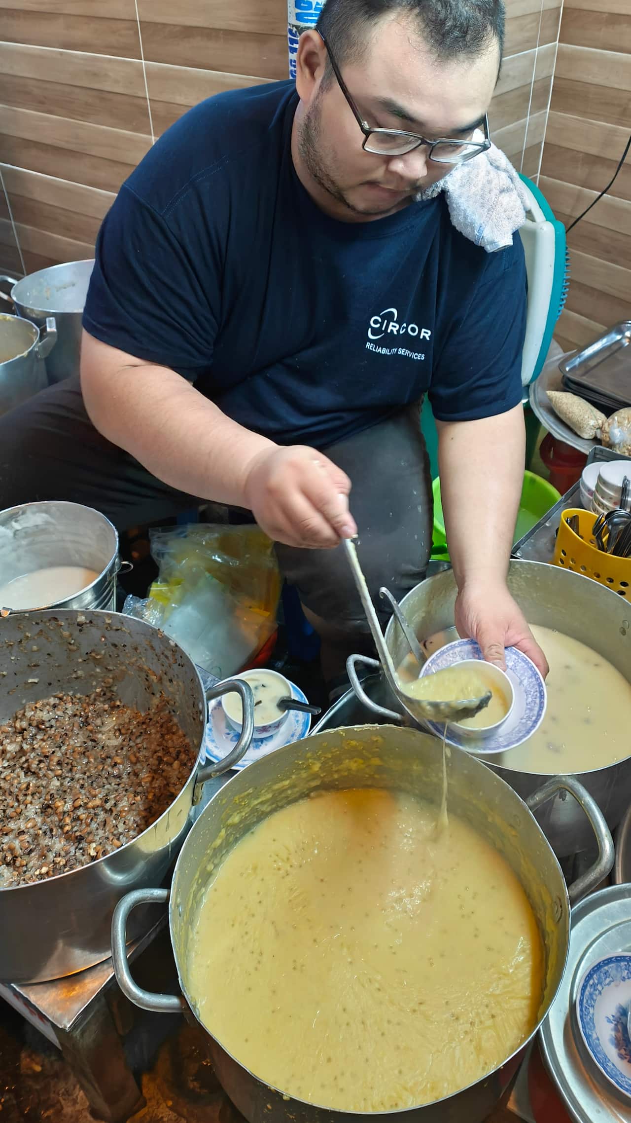 che being served at a Vietnamese street stall