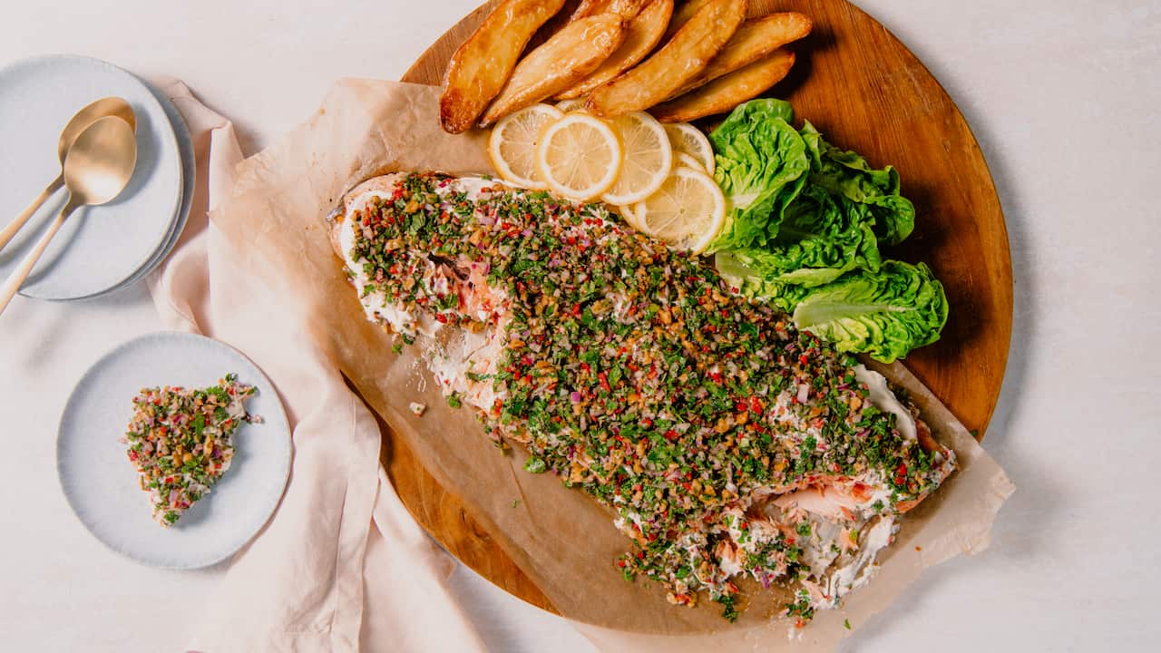 Baked salmon "tarator" style