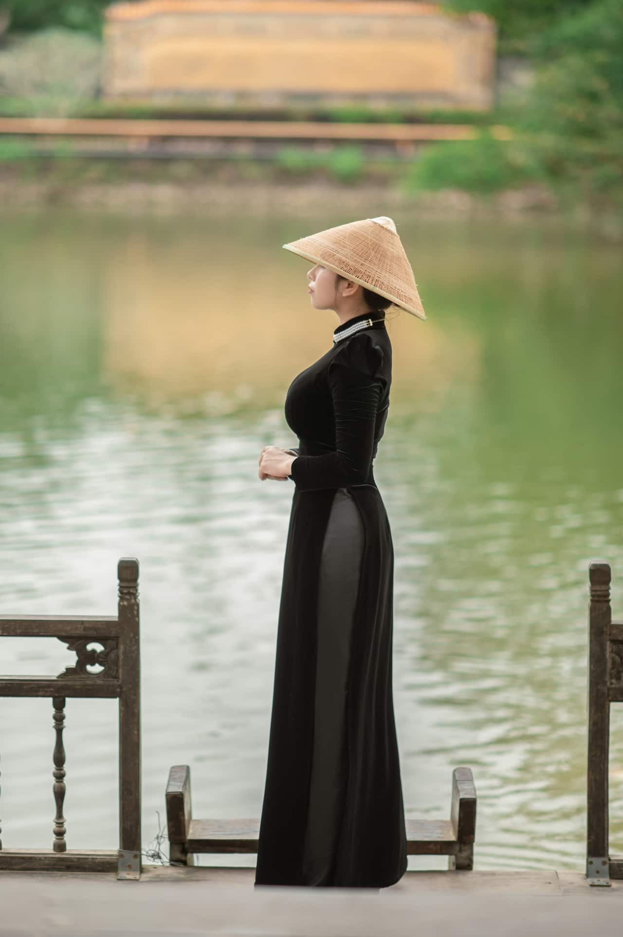 Nón lá Việt Nam là điểm nhấn giúp tôn lên vẻ thướt tha của áo dài (SBS Vietnamese)