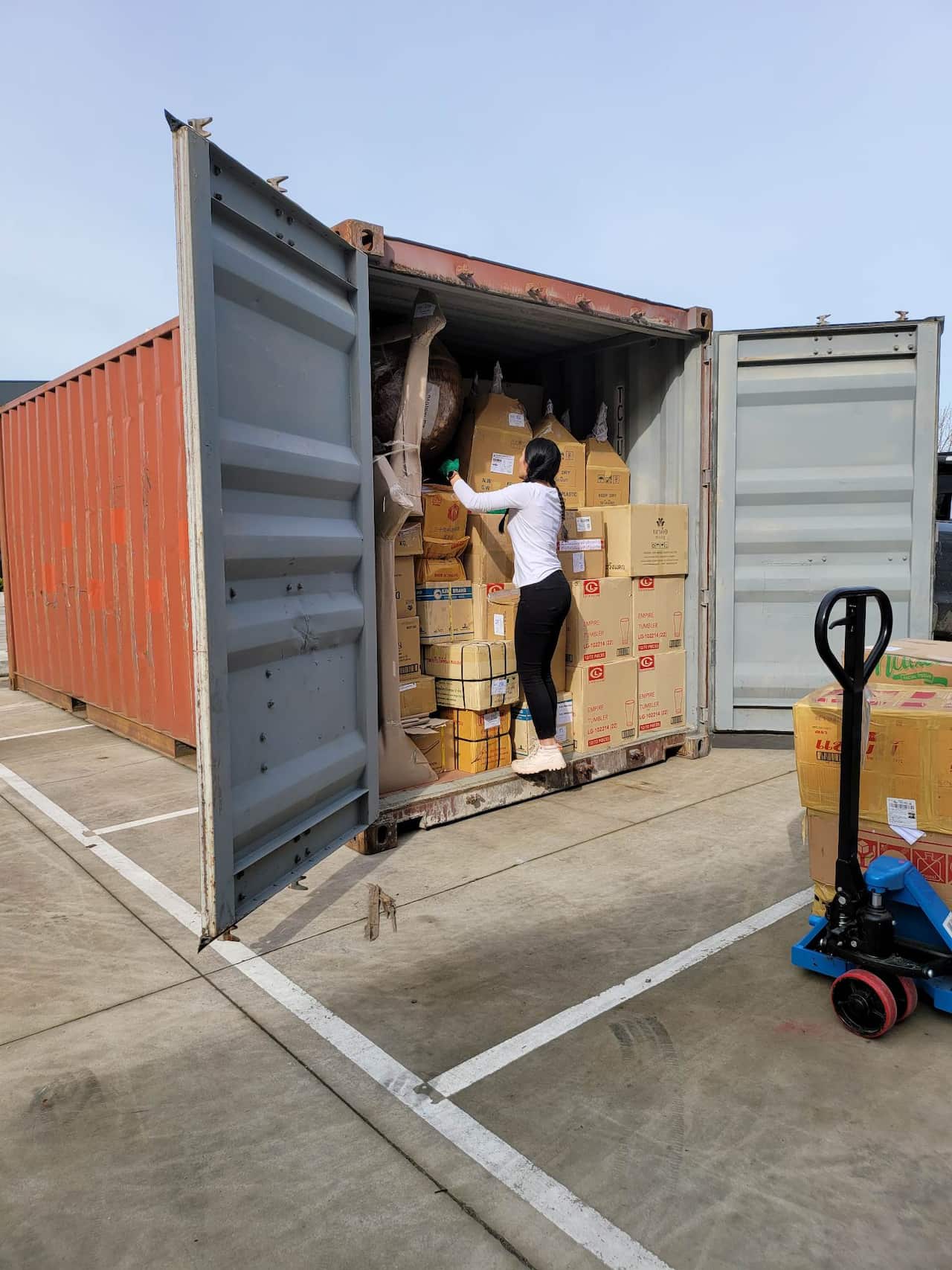 คุณวรรณนิศาขนสินค้าจากตู้เทรลเลอร์
