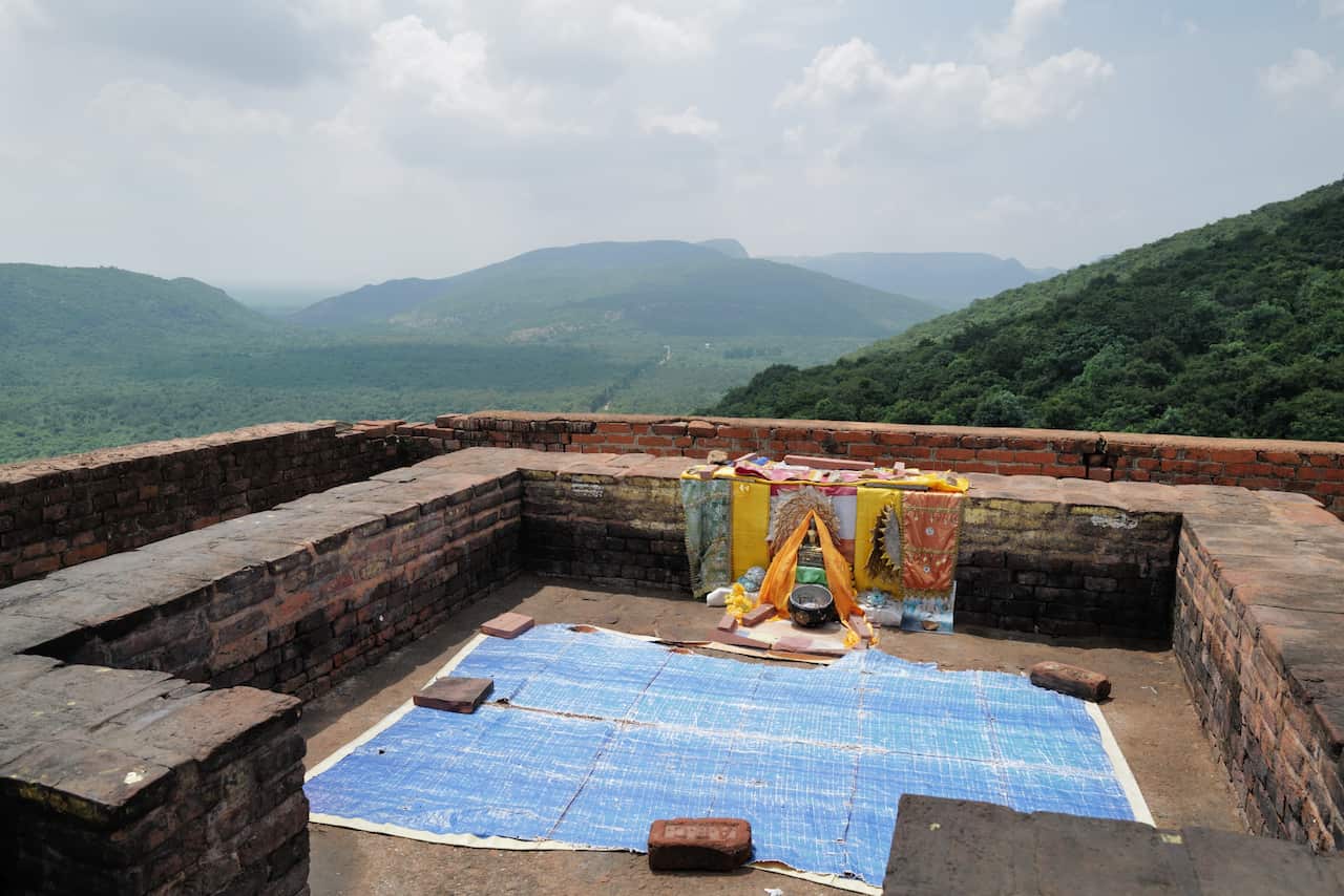 Khoảnh sân nhỏ trên núi Linh Thứu, nơi Đức Phật đã từng thuyết pháp.